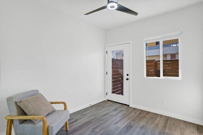 Building Photo - Beautiful Renovated 2 Bed/1 Bath with Yard