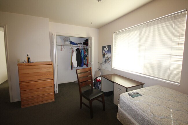 Building Photo - WHOLE APARTMENT available in Wellington 1 for Fall 2026