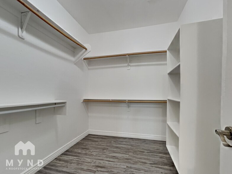 Building Photo - 6418 S 49th Dr