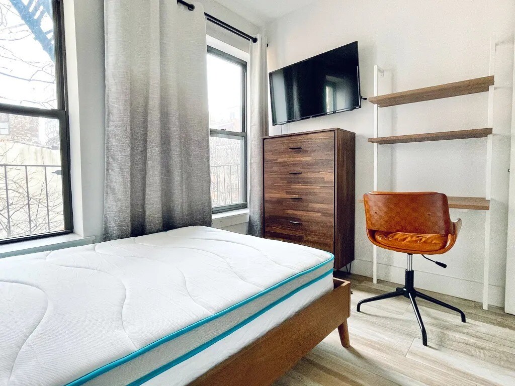 Building Photo - Furnished room/NOT APARTMENT