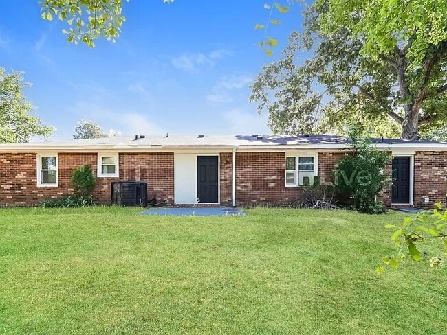 Building Photo - 255 Oak Lake Dr