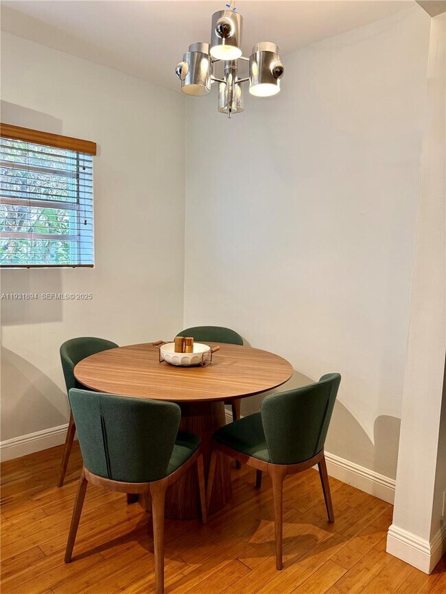 Building Photo - 4812 Pine Tree Dr