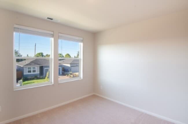 Building Photo - Beautiful newer construction 4 bed, 2.5 ba...