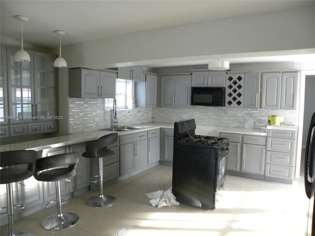 Building Photo - 9860 SW 48th St