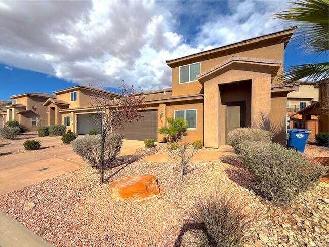 Building Photo - 4 bed, 2.5 bath duplex w/2 car garage