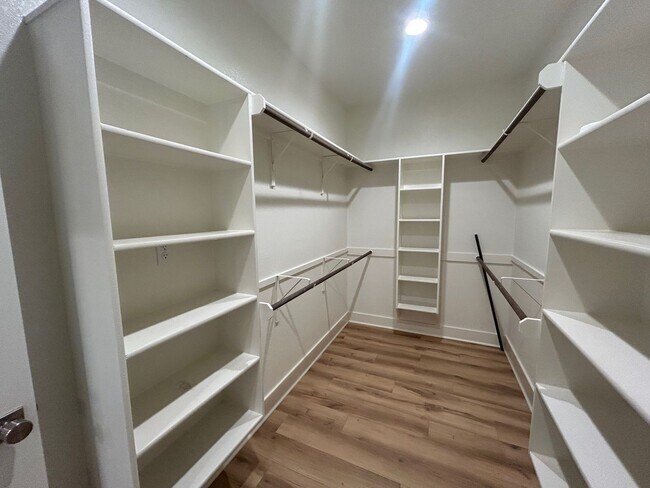 Building Photo - Amazing 3 Bedroom Midway Home