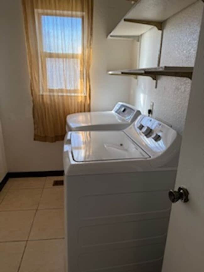 Building Photo - Three Bedroom Home Close to UNR