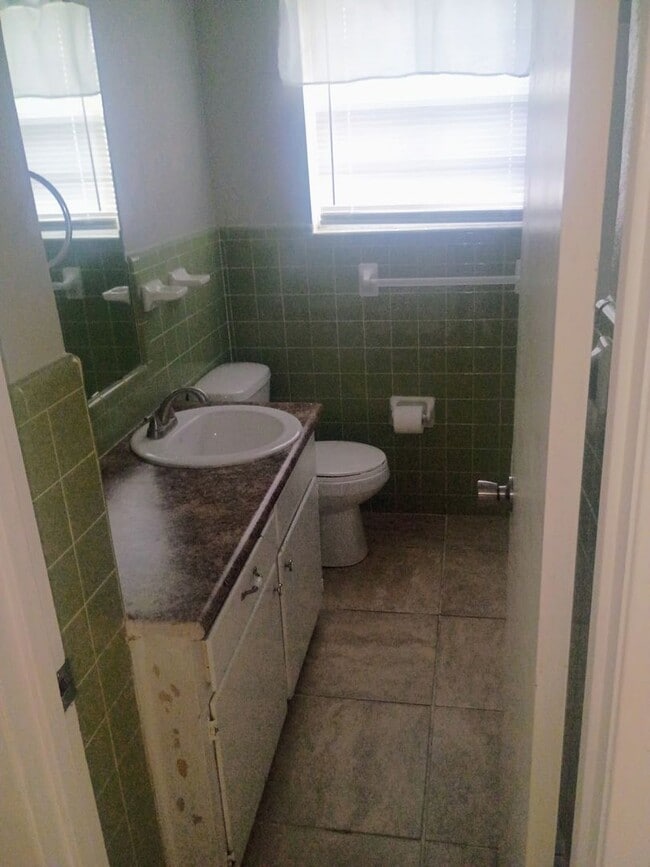 Building Photo - Updated 3/2 Home with 2-Car Garage + Air-Conditioned Workshop!