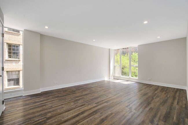 Building Photo - 227 E Walton Pl