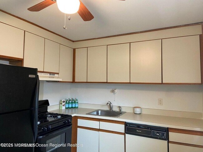 Building Photo - 10 Laurel Pl