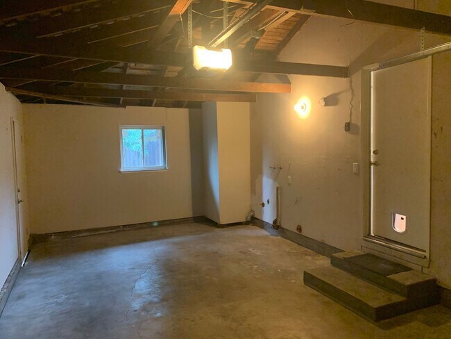 Building Photo - Beautifully Renovated Halfplex