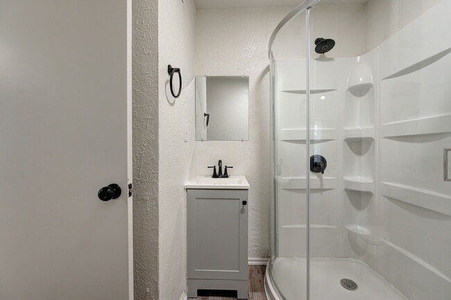 Building Photo - 727 Vicksburg Ave