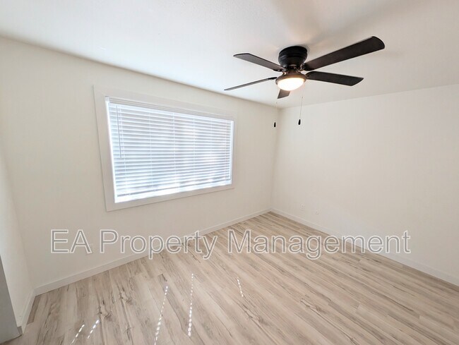 Building Photo - 3712 Bryn Mawr Dr NE