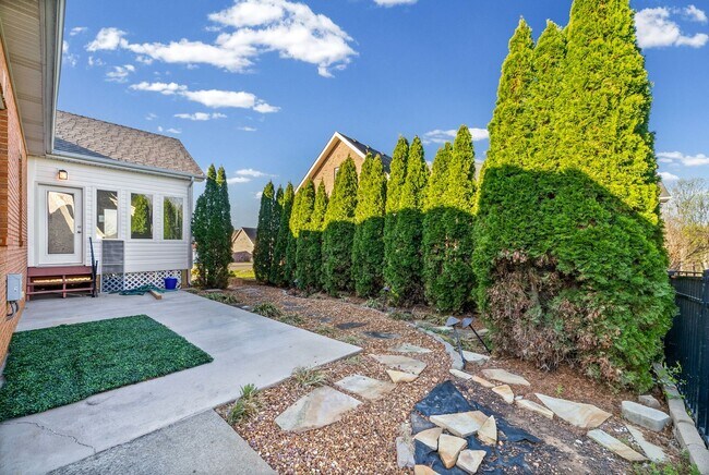 Building Photo - 3 Bedroom 2 Bath Pet Friendly Home For Rent with Community Pool Access!