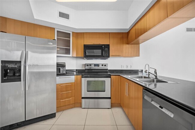 Building Photo - 1750 N Bayshore Dr