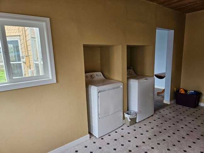 Building Photo - 435 Ash St