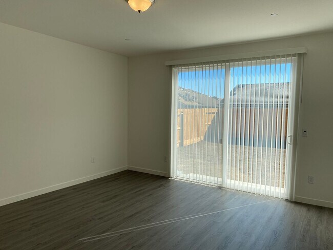 Building Photo - LIKE NEW!  3 BEDROOM, 2 BATH HOME FOR RENT
