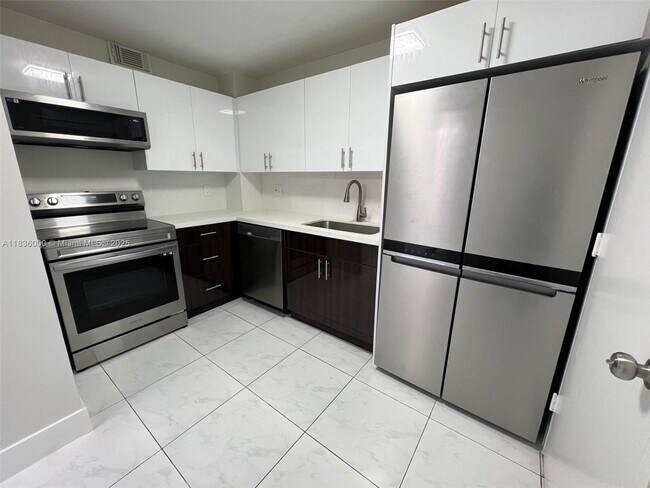 Building Photo - 401 Golden Isles Dr