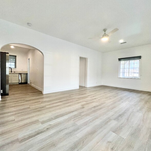 Building Photo - 1524 N Sycamore St