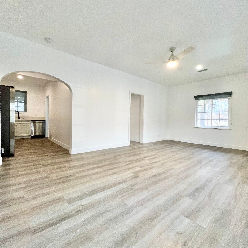 Building Photo - 1524 N Sycamore St