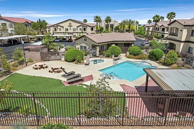 Building Photo - 2291 W Horizon Ridge Pkwy