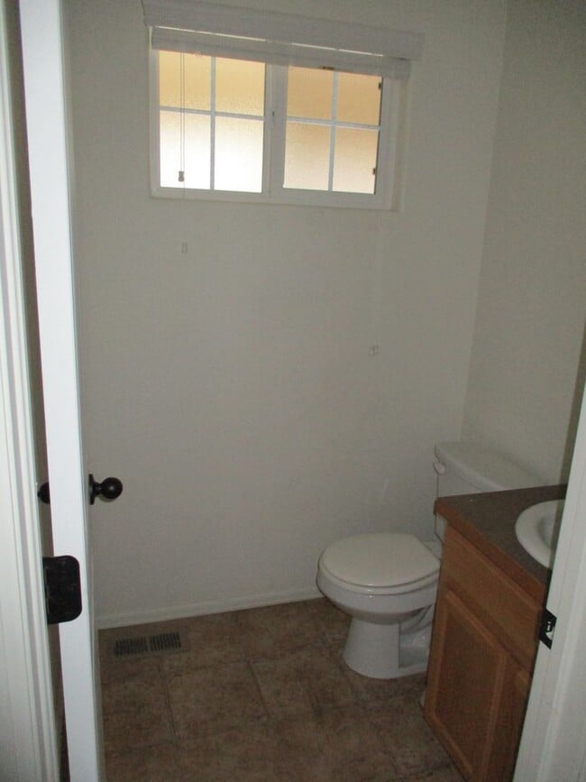 Building Photo - Beautiful 3 bedroom, 2.5 bath 2 story home...