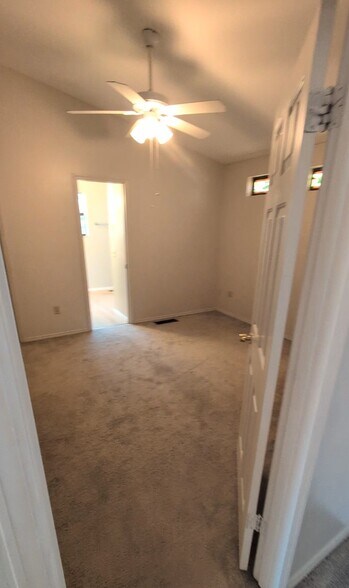 Building Photo - 4944 Summit Cir