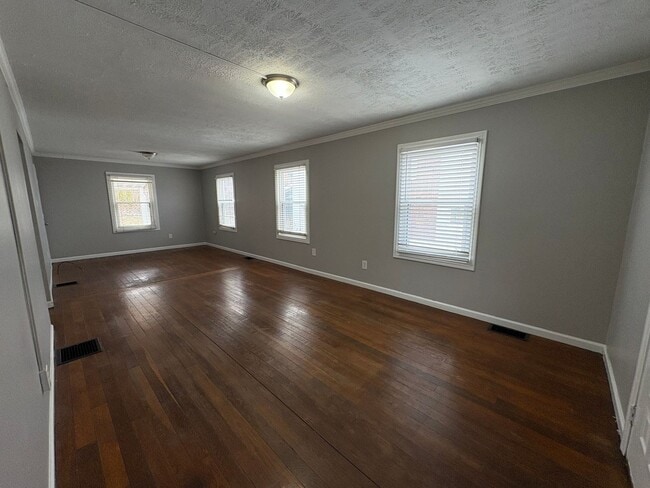 Building Photo - Newly Renovated 2 Bedroom House in Avalon!
