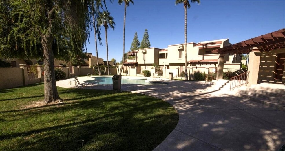 Building Photo - 850 S River Dr