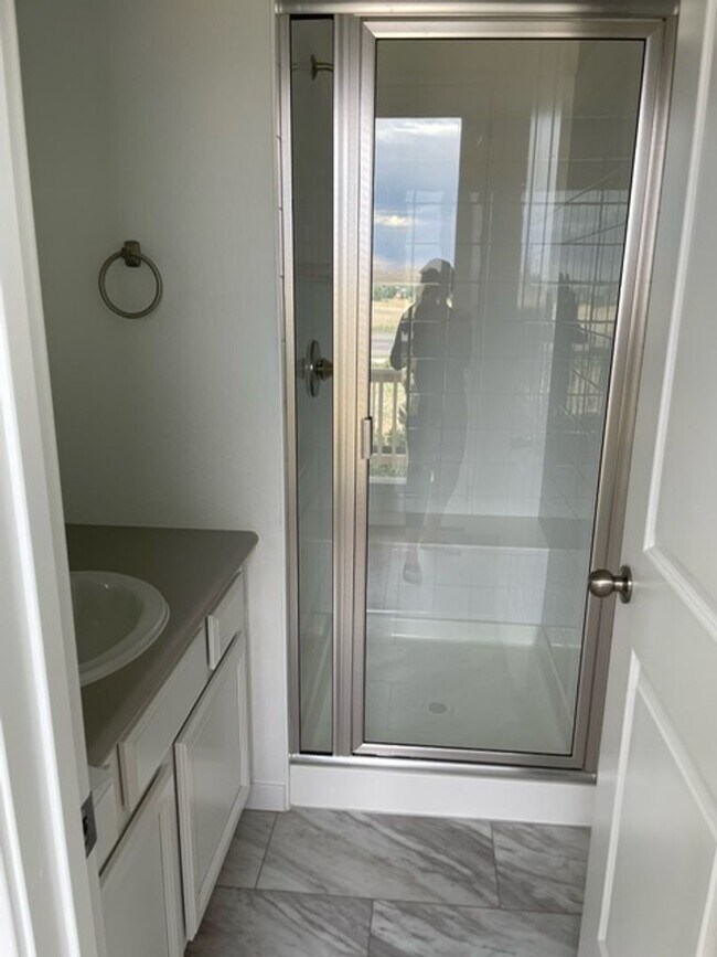 Building Photo - Spacious 4 Bed Townhome with 2-Car Garage in Erie-Available June 1!