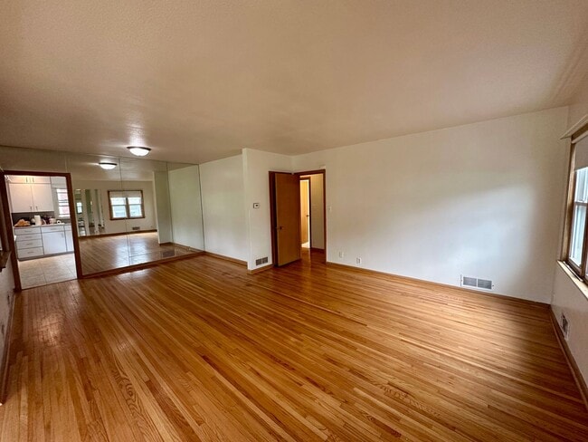 Building Photo - Beautiful Single Family Home Across from L...