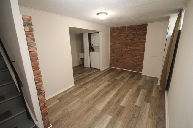 Building Photo - Freshly renovated 3 bedroom with bonus roo...