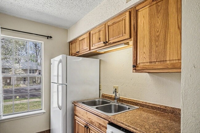 Building Photo - Two-Level Townhome in DeSoto Courts