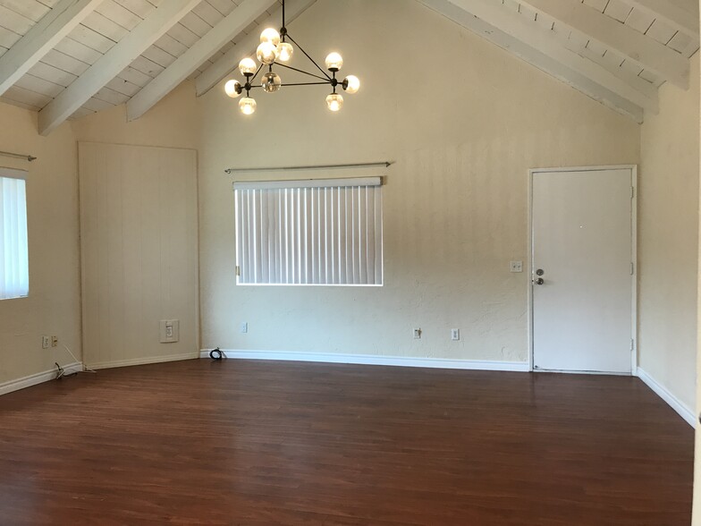 Living Room - 2201 Vanderbilt Ln