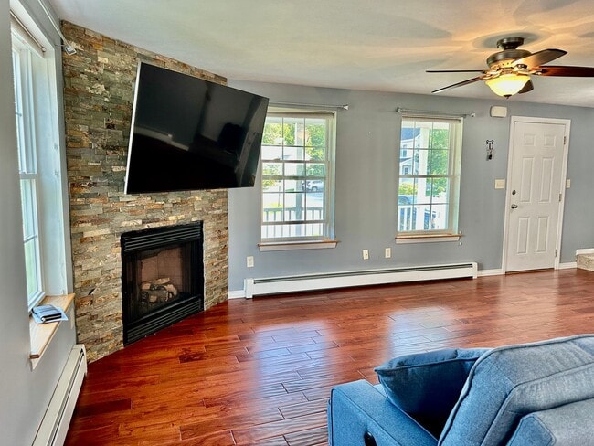 Building Photo - Like New 3BR, 1.5 bathroom Colonial For Rent