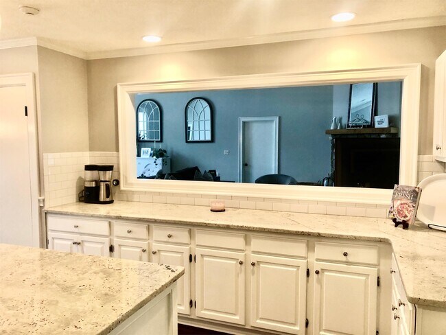 Building Photo - 1530 Laurelwood Ln