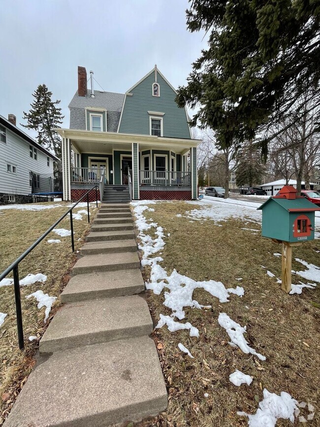 Building Photo - Available August 1st! - Beautiful 5 bed, 2...