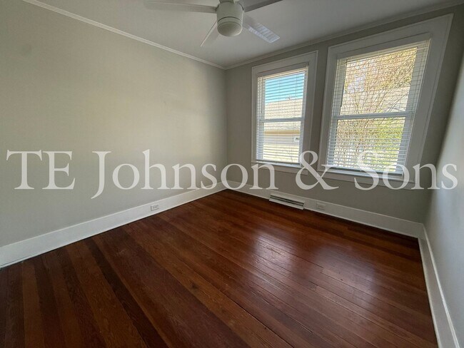 Building Photo - Charming 3BR Home with Fenced Yard, Hardwood Floors and Classic Built Ins