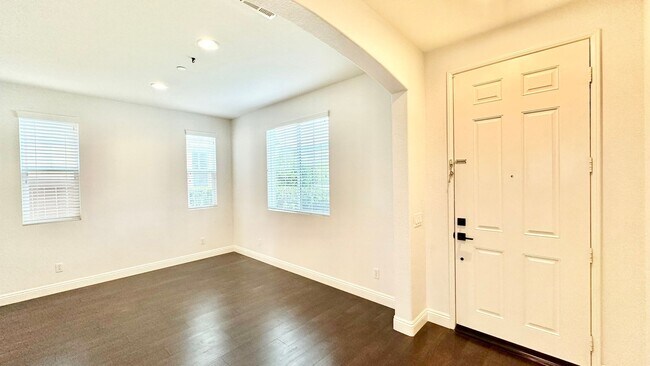 Building Photo - Beautifully Updated Two-Story Home in Lake...