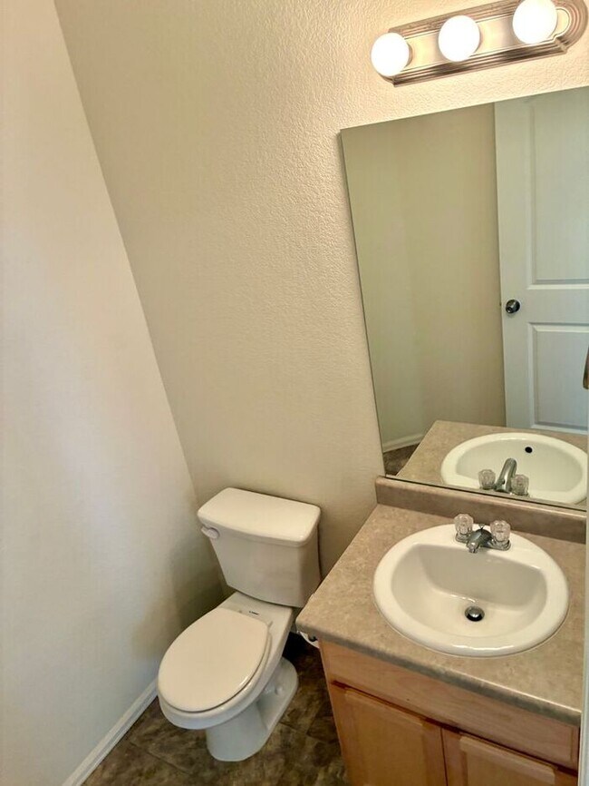 Building Photo - Beautiful 4 Bedroom Two-Story Home in Windsor!