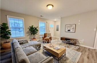 Building Photo - 2016 Dolly Dr