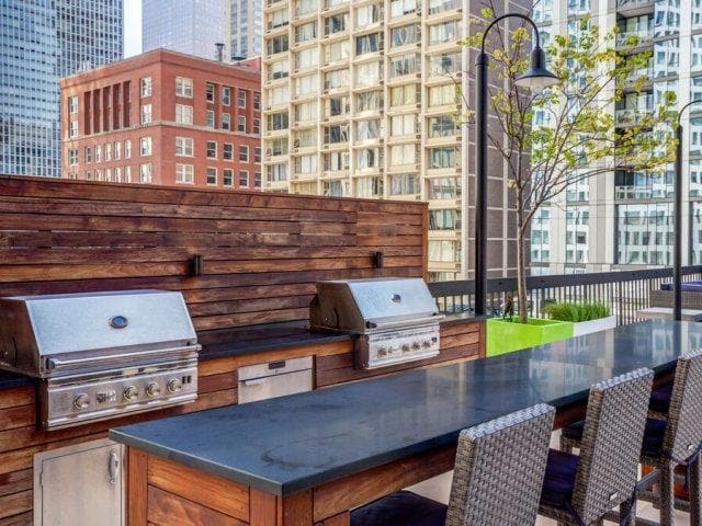 Building Photo - 11 E Delaware Pl