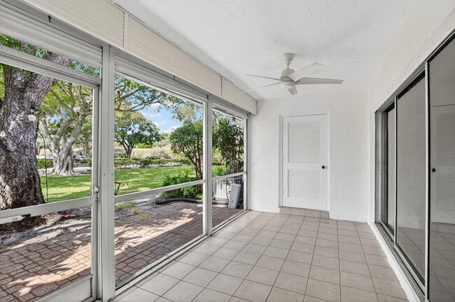 Building Photo - 708 Lago Rd