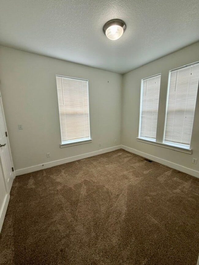 Building Photo - Charming 3-Bedroom Home in Peaceful 55+ Community!