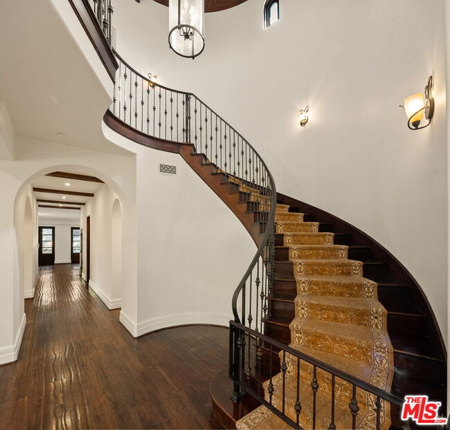 Building Photo - 823 Yale St