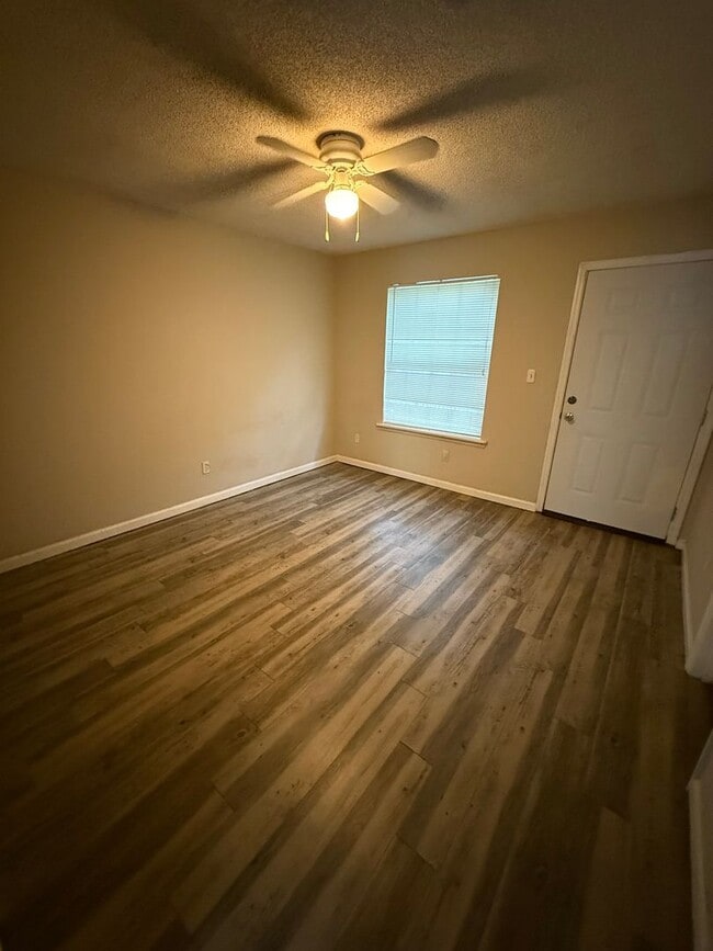 Building Photo - 3 Bed Townhouse on Nuggett Lane, available...