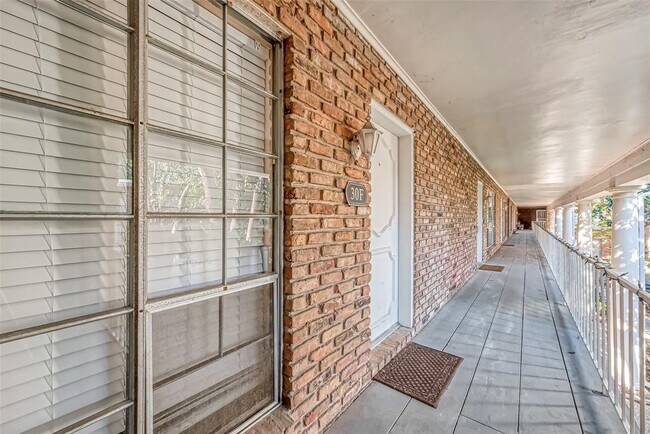 Building Photo - 2201 Fountain View Dr