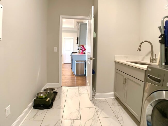 Building Photo - 585 Dexter Dr