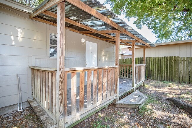 Building Photo - 1805 Oriole Dr