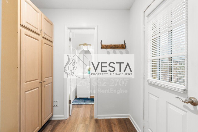 Building Photo - 220 Meredith Lp